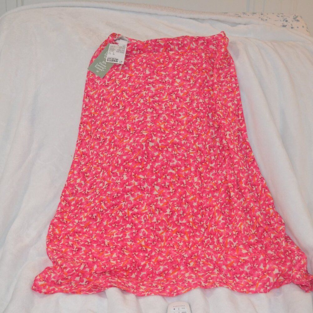New H & M Floral Side Slit Midi Skirt color pink with flower pattern, size 4